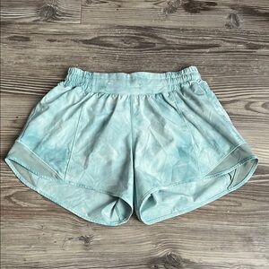 Lululemon Hotty Hot Low-Rise Lined Short 4" Diamond Dye White/ Silver Blue 6T